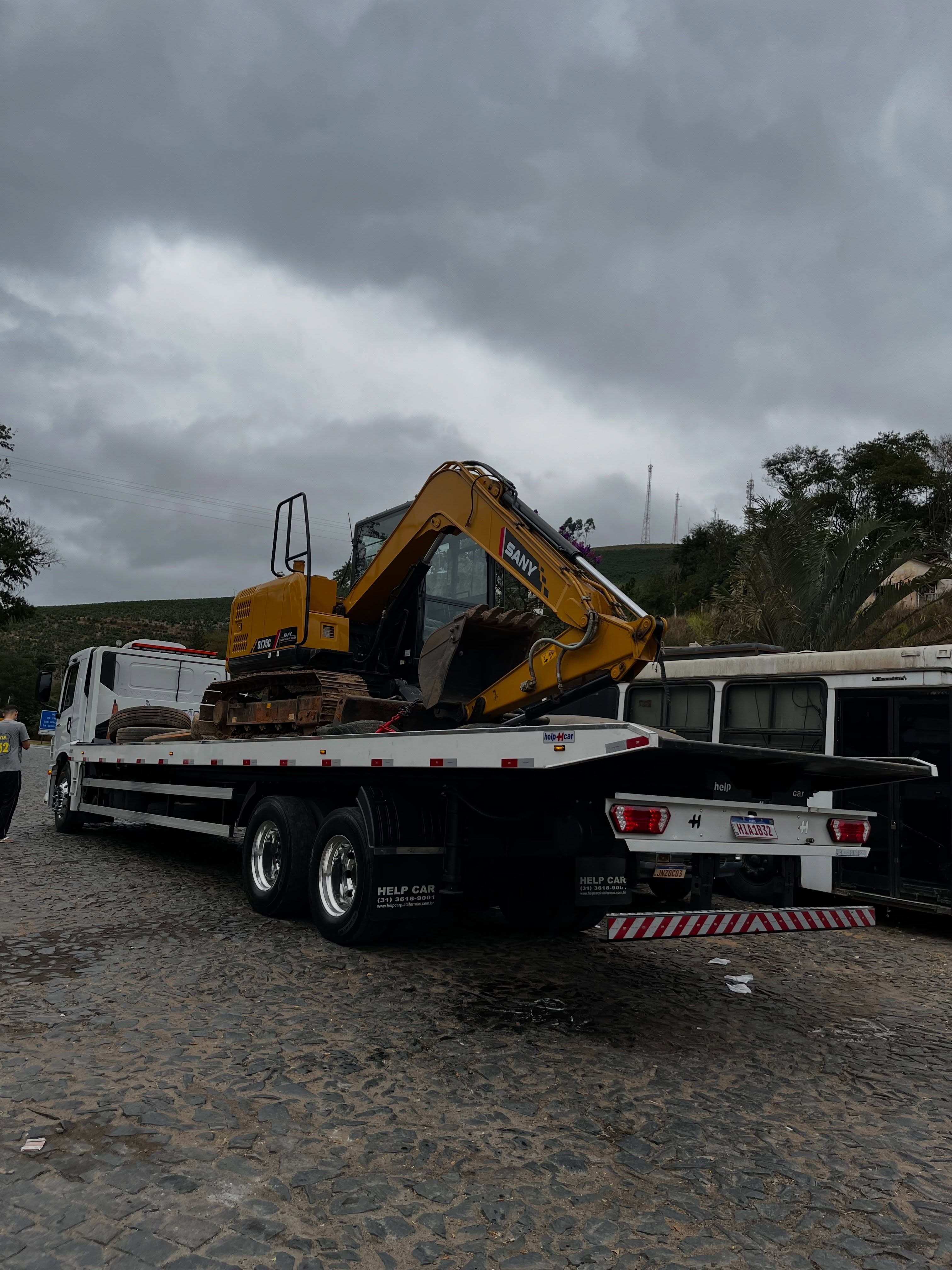 Máquina sendo transportada em operação real